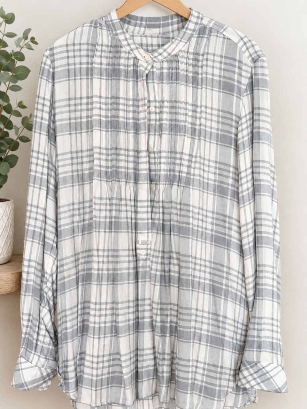 GAP Ladies Light Gray and White Plaid Button-Down Shirt NWOT